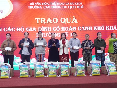 “Xuân yêu thương” hỗ trợ sinh viên Cao đẳng Du lịch Huế về quê đón Tết