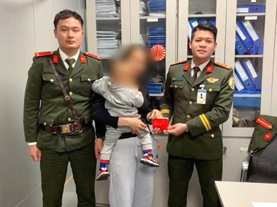 Nữ hành khách xúc động nhận lại vàng bị “thất lạc” ở sân bay