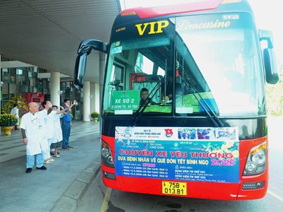  “Chuyến xe yêu thương” đưa gần 400 bệnh nhân nghèo về quê đón Tết
