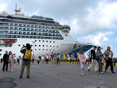Huế đón chuyến tàu biển “xông đất” đầu năm Bính Ngọ