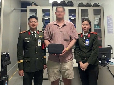 Kịp thời trao trả túi xách có nhiều giấy tờ quan trọng và tài sản cho du khách Úc