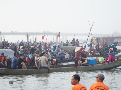 Lật thuyền trên phá Tam Giang, 2 mẹ con đuối nước tử vong