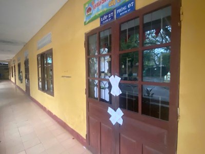 Phòng học bị xuống cấp phải “niêm phong”, hàng trăm học sinh đi học nhờ nơi khác