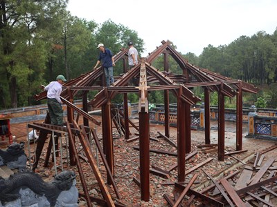 Tháo dỡ thủ công công trình không phép tại lăng Hoàng Thái hậu Từ Dụ