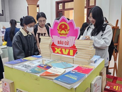 TP. Huế: Trưng bày hàng trăm tài liệu, sách ảnh về bầu cử