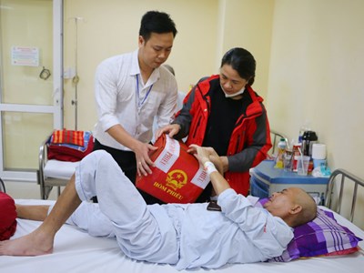 Mang hòm phiếu đến tận giường bệnh nhân ung bướu