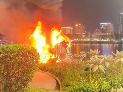 Linh vật ngựa ven sông Hương bốc cháy trong đêm
