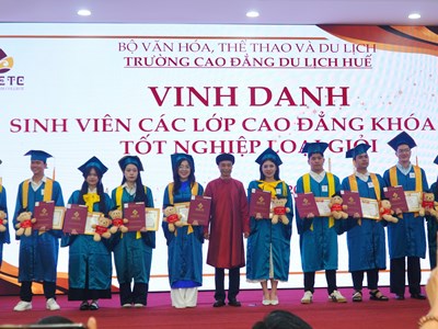 Trao bằng tốt nghiệp và kết nối hơn 4.000 cơ hội việc làm cho sinh viên du lịch 