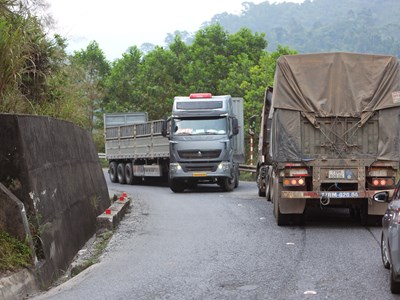 Xe đầu kéo “bủa vây” Quốc lộ 49, người dân nơm nớp lo sợ