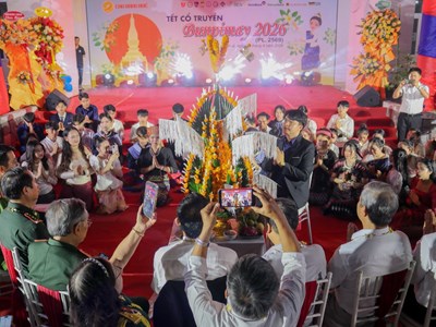 Ấm áp Tết Bunpimay cho lưu học sinh Lào tại Huế