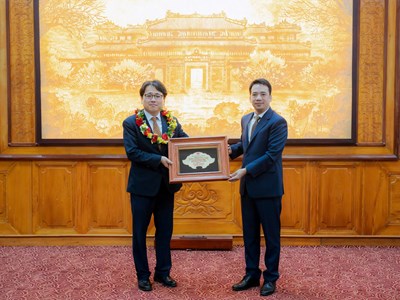 Trao tặng danh hiệu “Công dân danh dự TP. Huế” cho ông Kang Bong Jun