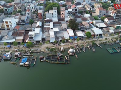 Nuôi cá lồng trái phép giữa trung tâm TP. Huế, nguy cơ hình thành xóm nhà chồ