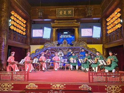 Thực nghiệm biểu diễn chữ nhạc Huế và phương pháp lồng bản