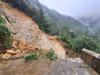Chậm khắc phục sạt lở tuyến đường lên đỉnh Bạch Mã vì đang chờ... vốn 