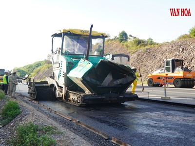 Đội nắng, tăng ca trên công trường mở rộng cao tốc Cam Lộ - La Sơn 