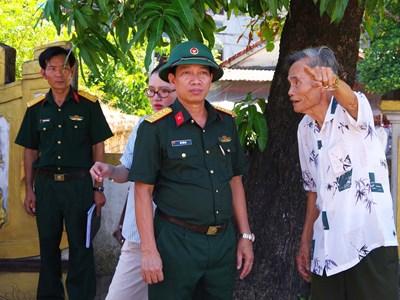 Tiếp tục khảo sát địa điểm nghi có mộ liệt sĩ ở cửa Hữu - Kinh thành Huế