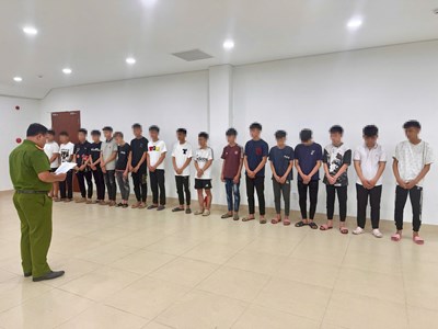 Khởi tố 14 thanh thiếu niên mang hung khí điều khiển xe máy gây rối ở Huế