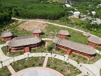 Khu bảo tồn Làng văn hóa Cơ Tu chưa thể hoạt động vì vướng cột điện