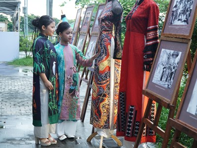 Triển lãm và trình diễn “Tri thức may, mặc áo dài Huế”