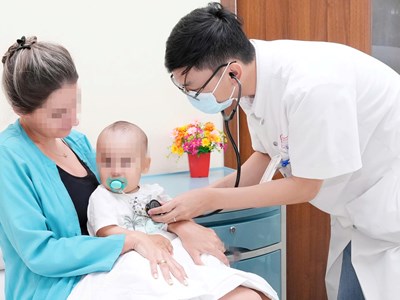Kịp thời cứu bé 9 tháng tuổi người Kazakhstan nuốt phải kim băng 