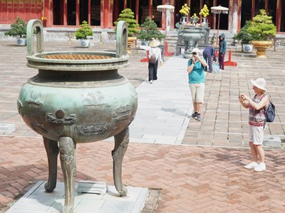 Du khách có thể bị dừng tham quan di tích Huế nếu ăn mặc phản cảm