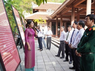 Dâng hương tri ân và khai mạc triển lãm “Ký ức thời hoa lửa” tại di tích Chín Hầm