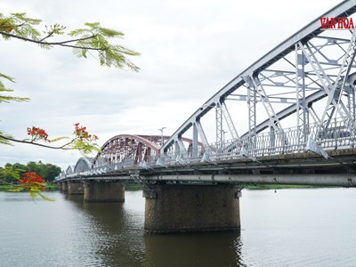 Cầu Trường Tiền được sơn lại màu nhũ bạc nguyên bản