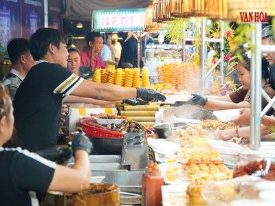 Thưởng thức món ngon tại Ngày hội Văn hóa Ẩm thực Huế