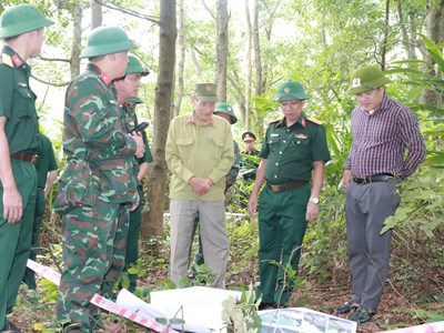 Khảo sát khu vực nghi có mộ liệt sĩ gần đỉnh đèo Hải Vân