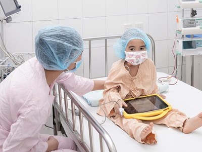 Bé gái bị suy tủy xương vô căn được ghép tế bào gốc từ em trai 18 tháng tuổi