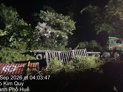 Huế: Xe đầu kéo mất lái lao khỏi đường đèo, tài xế tử vong trong cabin