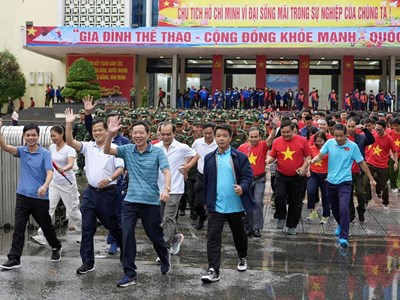 Hơn 800 người dân Huế chạy bộ, đi bộ hưởng ứng phong trào luyện tập thể thao