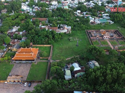 Người dân sống trong nhà xuống cấp chờ di dời khỏi di tích An Lăng