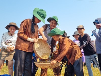 Hơn 400 học sinh trải nghiệm chương trình “Một ngày làm nông dân”