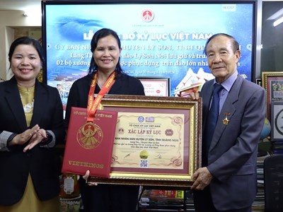 Trao tặng bằng xác lập kỷ lục Việt Nam hai bộ xương cá Ông ở Lý Sơn