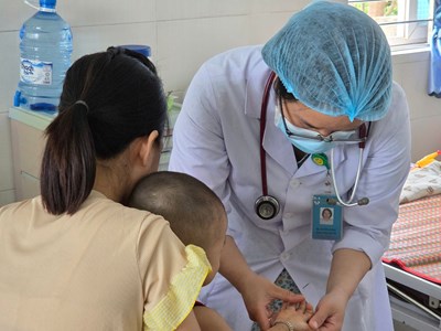 Bệnh tay chân miệng ở Quảng Ngãi tăng cao, nhiều ca biến chứng nặng