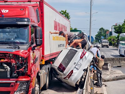 Tai nạn giao thông giữa ô tô và xe container, 3 người bị thương