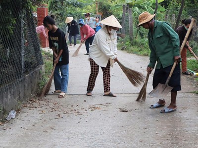 Làm đẹp đường làng, ngõ xóm mừng lễ Quốc khánh