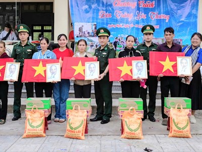 Tặng cờ Tổ quốc, ảnh Bác Hồ tại xã Đặng Thùy Trâm