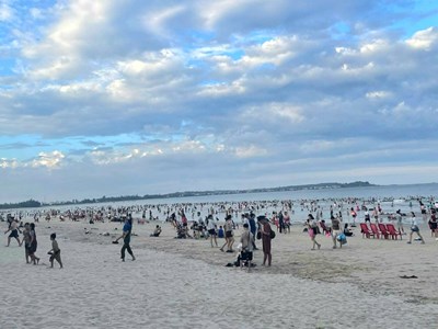 Kịp thời cứu hộ 5 người thoát khỏi sóng dữ khi đang tắm biển