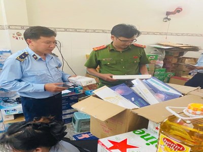 Phát hiện, tiêu huỷ hàng trăm bao thuốc lá điếu nhập lậu