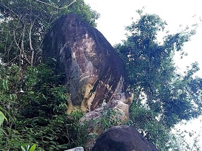 Khối đá lớn có nguy cơ đổ sập đe dọa hàng chục hộ dân