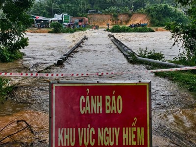 Mưa lớn nước sông dâng cao, sạt lở đất gây chia cắt giao thông