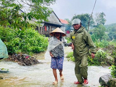 Di dời người dân ở khu vực Núi Gò Ui có nguy cơ sạt lở, đá lăn đến nơi an toàn