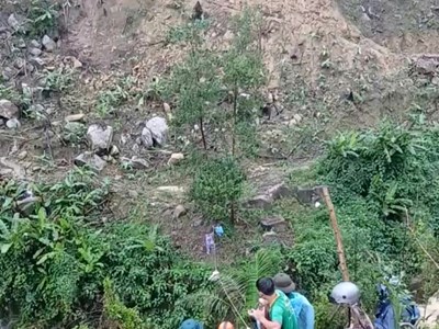 Tiếp tế lương thực cho 10 người dân bị cô lập dài ngày do đi làm rẫy