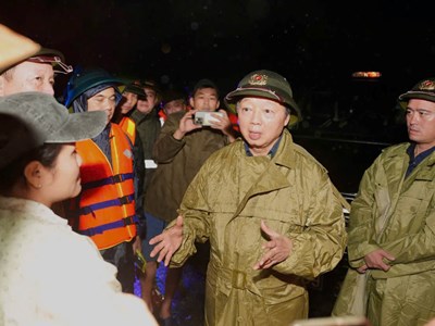 Phó Thủ tướng Trần Hồng Hà kiểm tra và thăm hỏi người dân bị ngập lụt tại Huế