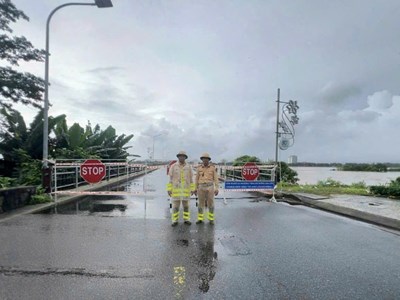 Quảng Ngãi tạm cấm phương tiện lưu thông qua cầu Trà Khúc 1