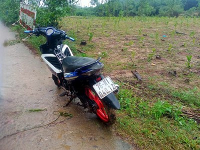 Giải cứu người đàn ông rơi xuống cầu mắc kẹt giữa dòng lũ