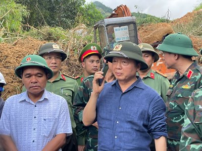 Phó Thủ tướng Trần Hồng Hà điện thoại trực tiếp cho người dân vùng đang bị chia cắt giao thông
