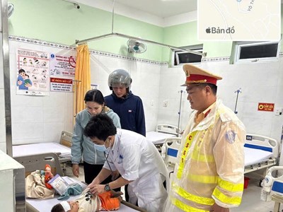 CSGT Quảng Ngãi dùng xe đặc chủng đưa cháu bé sốt cao đi cấp cứu kịp thời